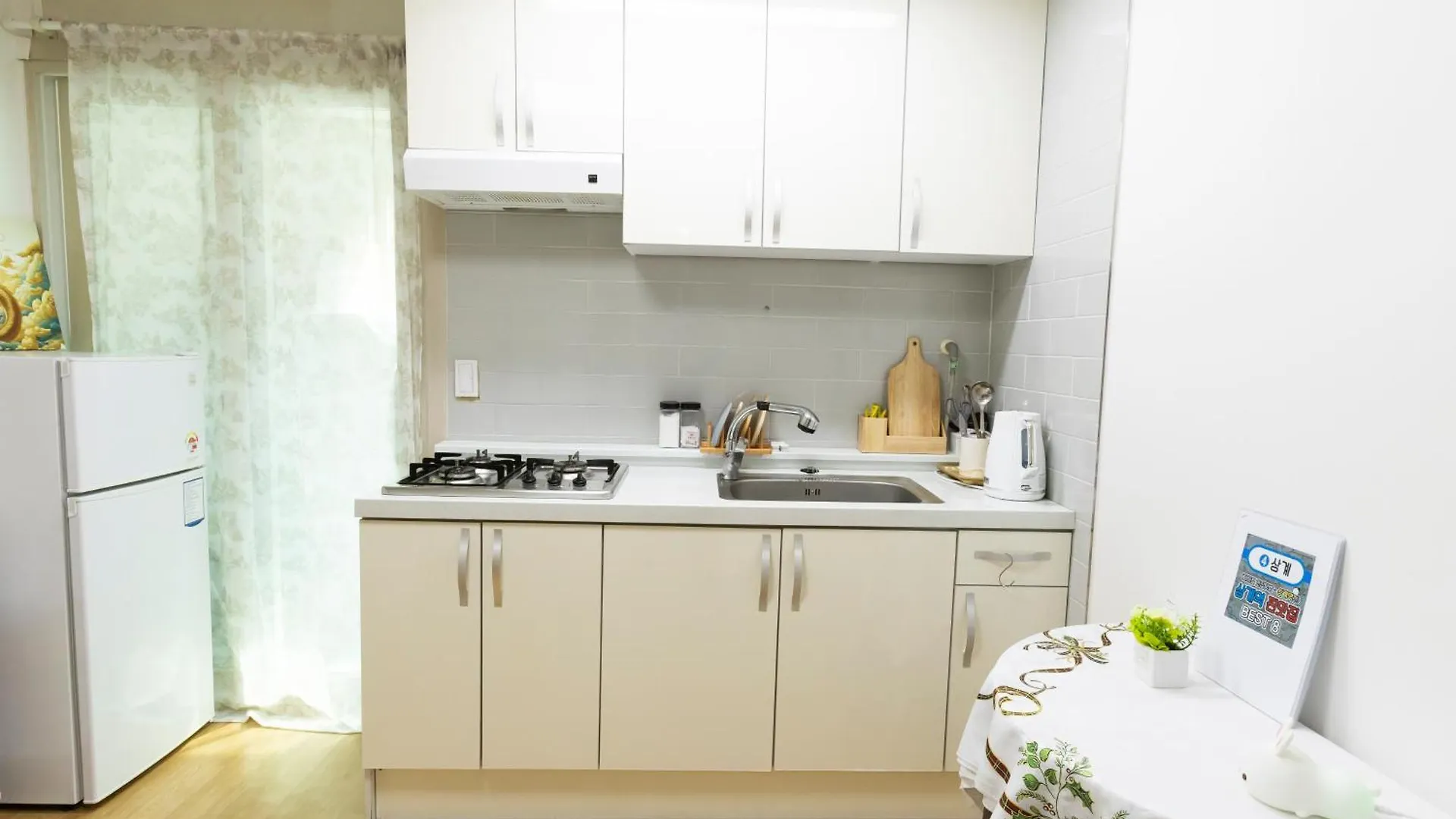Two Room Cozy And Cool House Food Alley Seoul